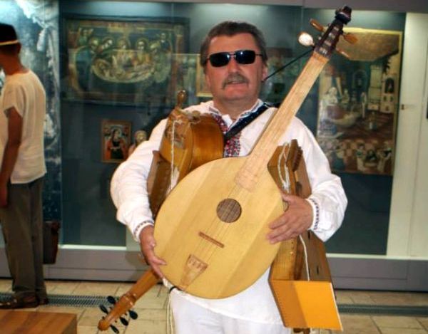 А бандура за спиною. Київ, 2013 рік