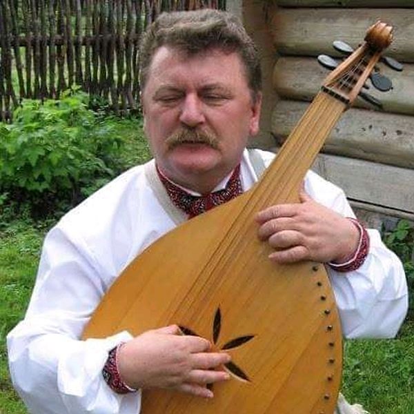 За кадром слухає Ющенко. Нагуєвичі, 2006 рік